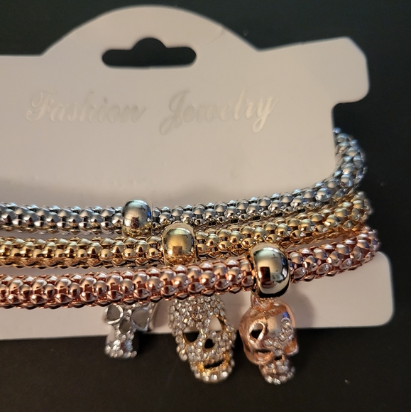 **SALE** Silver Tone Shimmery Skull Pendant w/ Rhinestones Bracelet. New. - Picture 2 of 3